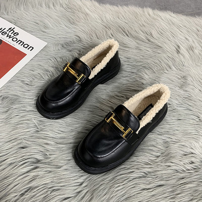 Fekete színű női cipő fém elemmel - két modell