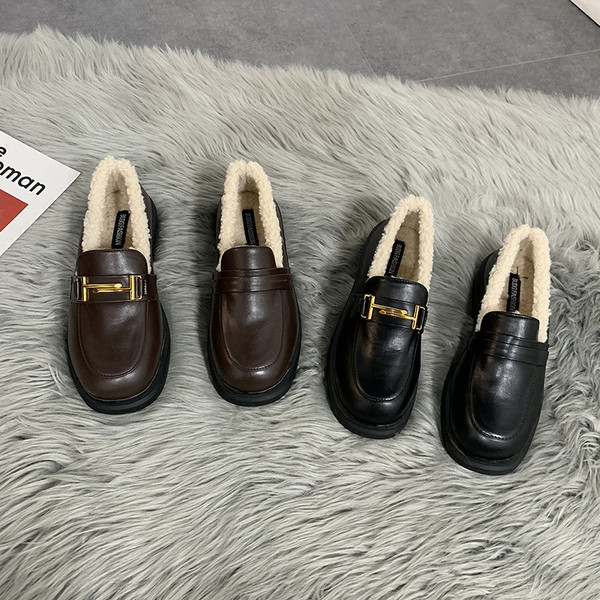 Fekete színű női cipő fém elemmel - két modell