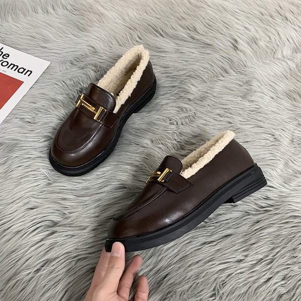 Fekete színű női cipő fém elemmel - két modell