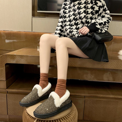 Fényes női cipő meleg béléssel