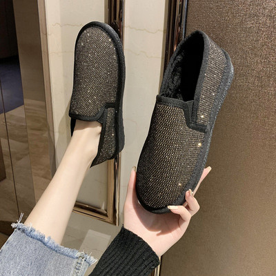 Fényes női cipő meleg béléssel