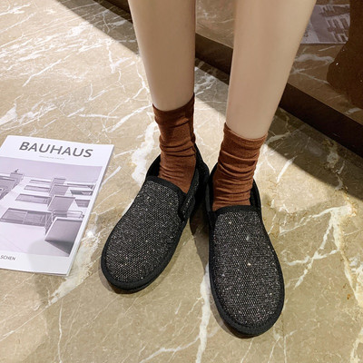 Fényes női cipő meleg béléssel