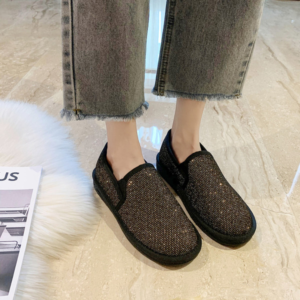 Fényes női cipő meleg béléssel