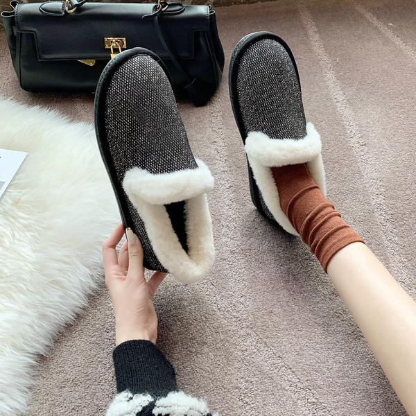 Fényes női cipő meleg béléssel