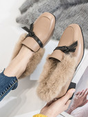 Új női cipőmodell négyszögletes sarokkal és lefelé