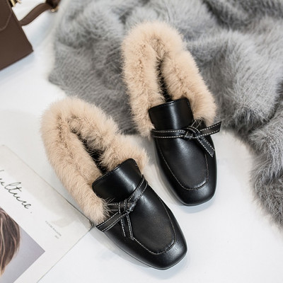 Új női cipőmodell négyszögletes sarokkal és lefelé