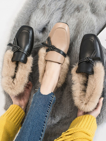 Új női cipőmodell négyszögletes sarokkal és lefelé