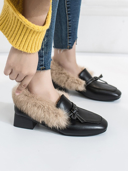 Új női cipőmodell négyszögletes sarokkal és lefelé