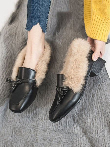 Új női cipőmodell négyszögletes sarokkal és lefelé