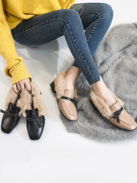 Új női cipőmodell négyszögletes sarokkal és lefelé