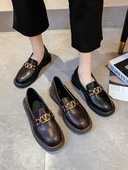 Eko bőrből készült alkalmi női cipő fém díszítéssel