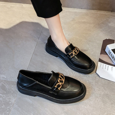 Eko bőrből készült alkalmi női cipő fém díszítéssel