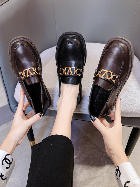 Eko bőrből készült alkalmi női cipő fém díszítéssel