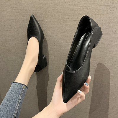 Jauns sieviešu apavu modelis ar kvadrātveida papēdi - mākslīgā āda