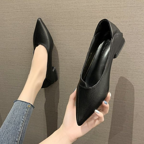 Jauns sieviešu apavu modelis ar kvadrātveida papēdi - mākslīgā āda