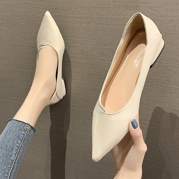 Jauns sieviešu apavu modelis ar kvadrātveida papēdi - mākslīgā āda