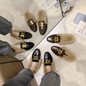 Műbőrből készült modern női cipő fém elemmel és pehellyel