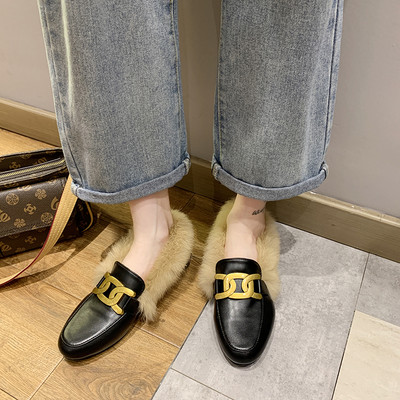 Műbőrből készült modern női cipő fém elemmel és pehellyel