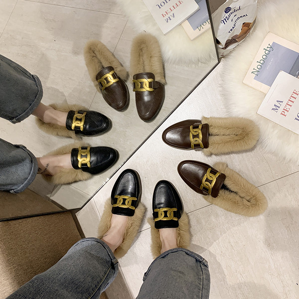 Műbőrből készült modern női cipő fém elemmel és pehellyel