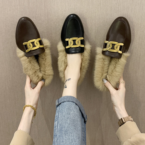 Műbőrből készült modern női cipő fém elemmel és pehellyel