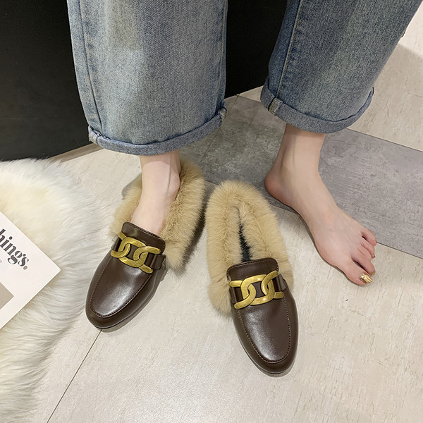 Műbőrből készült modern női cipő fém elemmel és pehellyel