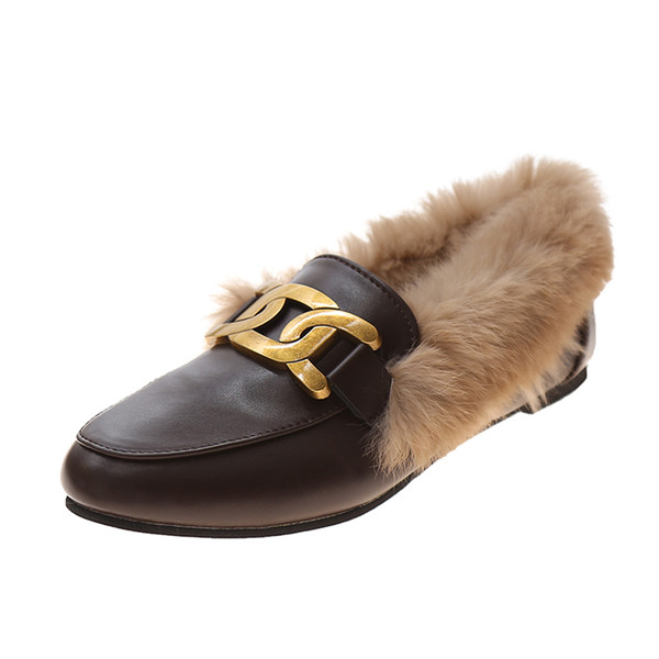 Műbőrből készült modern női cipő fém elemmel és pehellyel