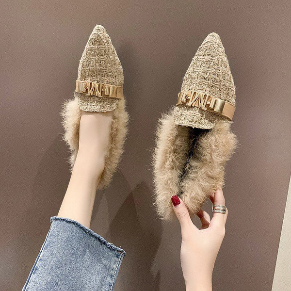 Modern női cipő fém elemmel és pehellyel