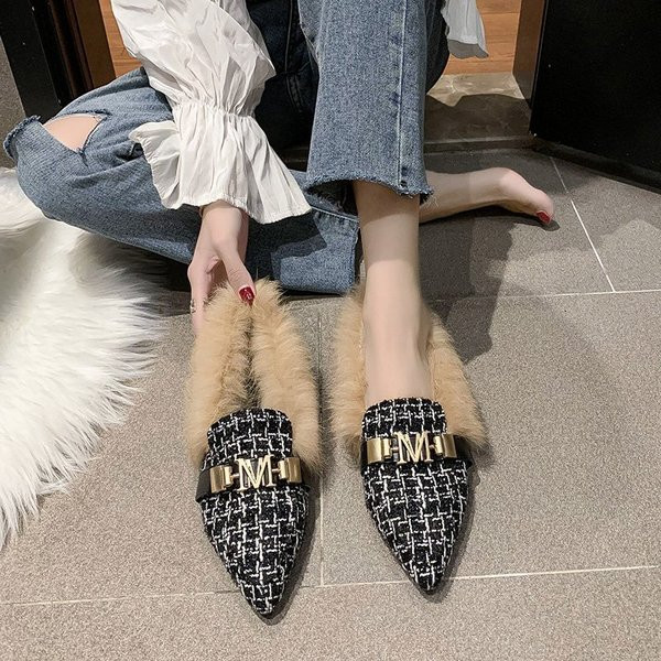 Modern női cipő fém elemmel és pehellyel