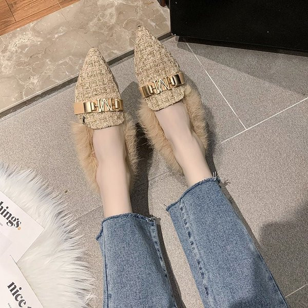 Modern női cipő fém elemmel és pehellyel