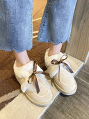 Alkalmi női cipő pehellyel és szalaggal