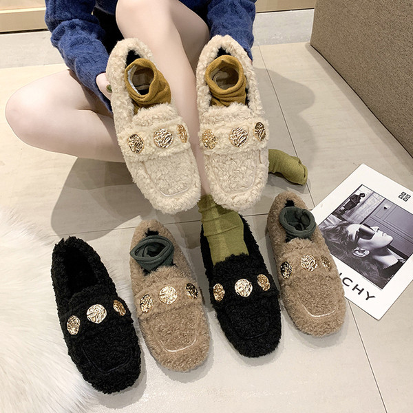 Pantofi de dama din puf cu elemente metalice