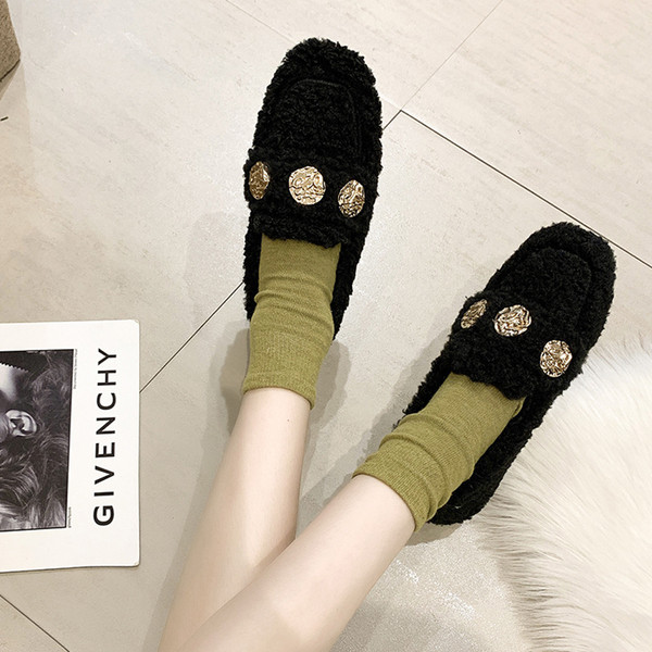 Pantofi de dama din puf cu elemente metalice