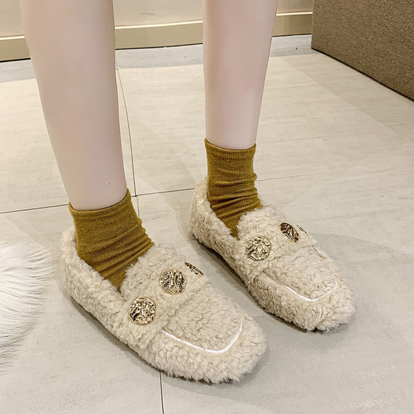 Pantofi de dama din puf cu elemente metalice