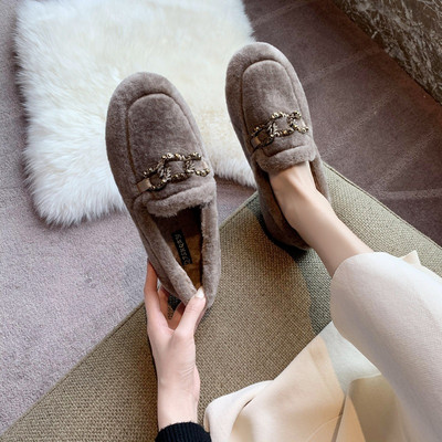 Női pehelycipő lapos talppal és csattal