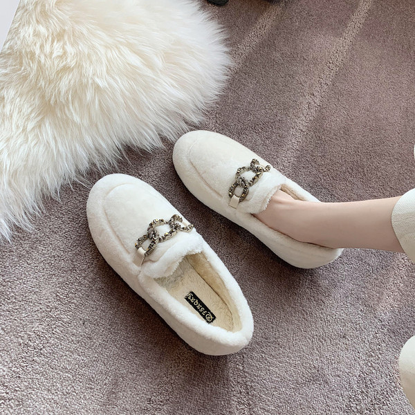 Női pehelycipő lapos talppal és csattal