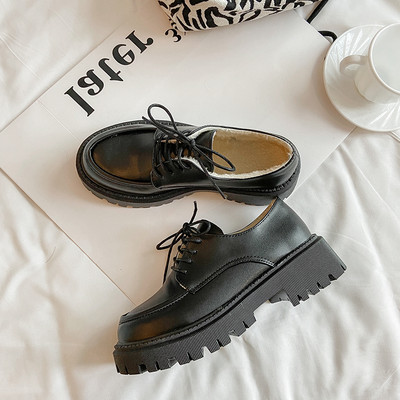 Aktuális eko bőrből készült, durva talpú, fűzős női cipő