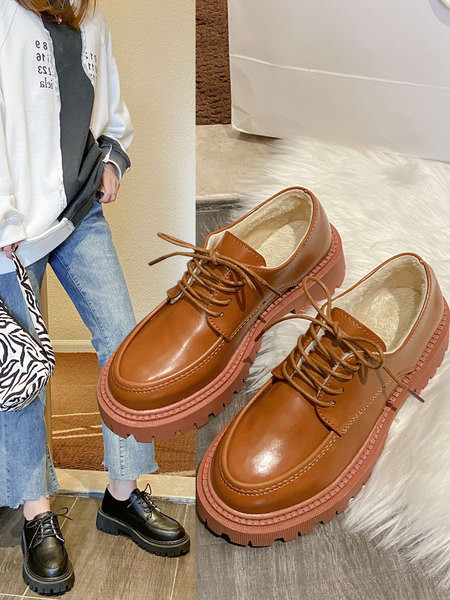 Aktuális eko bőrből készült, durva talpú, fűzős női cipő