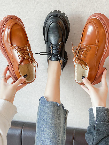 Aktuális eko bőrből készült, durva talpú, fűzős női cipő