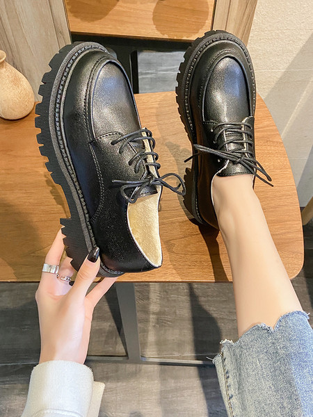 Aktuális eko bőrből készült, durva talpú, fűzős női cipő