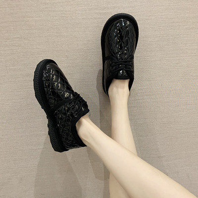 Új fűzős női bőrcipő modell