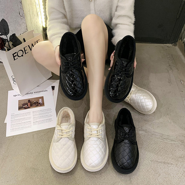 Új fűzős női bőrcipő modell