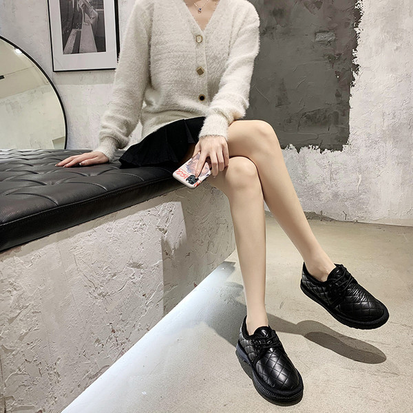 Új fűzős női bőrcipő modell