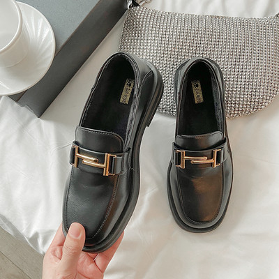 Eko bőrből készült alkalmi női cipő lapos talppal, fém díszítéssel