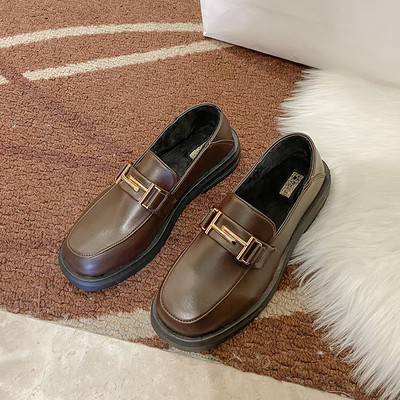 Eko bőrből készült alkalmi női cipő lapos talppal, fém díszítéssel