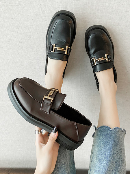 Eko bőrből készült alkalmi női cipő lapos talppal, fém díszítéssel