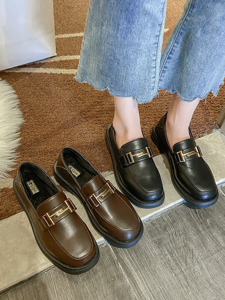 Eko bőrből készült alkalmi női cipő lapos talppal, fém díszítéssel