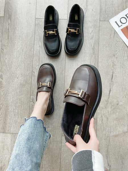 Eko bőrből készült alkalmi női cipő lapos talppal, fém díszítéssel