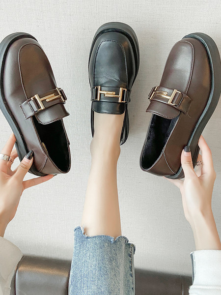 Eko bőrből készült alkalmi női cipő lapos talppal, fém díszítéssel