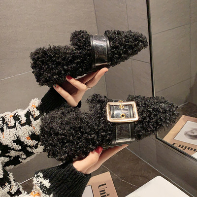 Ženske perje s ravnim potplatom i kopčama