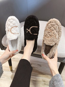 Alkalmi női cipő meleg béléssel és fém díszítéssel